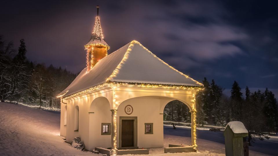 Beleuchtete Kapelle auf dem Licherweg Baar