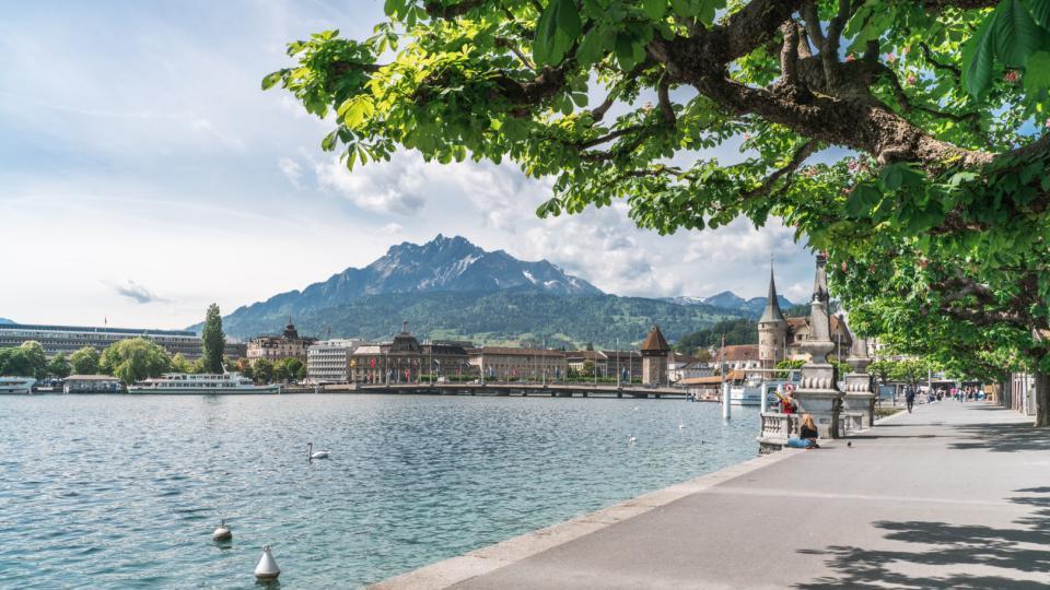 Der Pilatus ragt über Luzern. Im Vordergrund liegt die Luzern Altstadt und der Quai.