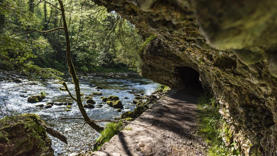 In die Nagelfluhfelsen ist eine Galerie bebaut worden. Links neben dem gedeckten Weg fliesst der Fluss.