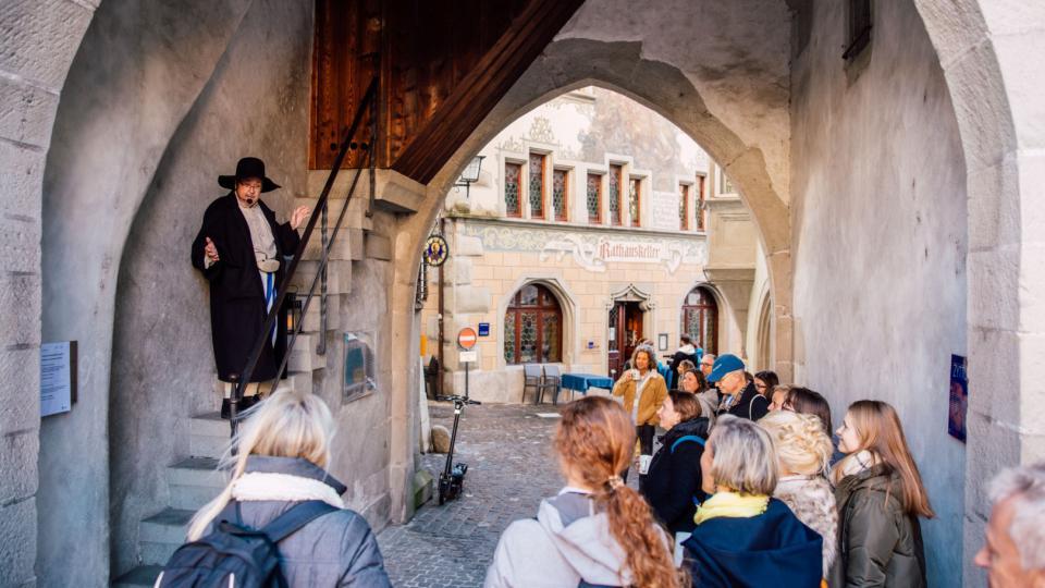 Gruppe bei einer Zytturmwächter Theatertour